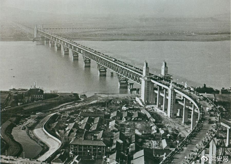 1968年12月29日， 南京長江大橋全面建成通車。這是當(dāng)時(shí)中國自行設(shè)計(jì)建造的最大的鐵路、公路兩用橋。